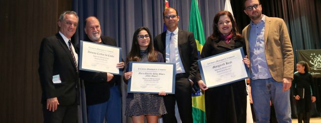 Rossini entrega diploma de mérito Cultural Guilherme de Almeida a Antonio Carlos da Costa