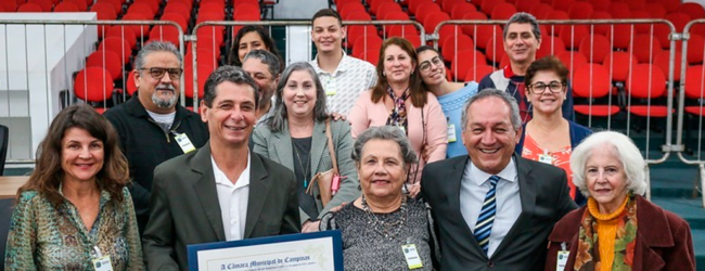 Rossini entrega Diploma de Mérito Esportivo a radialista