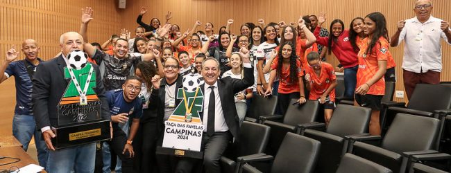 Rossini recebe o time feminino do São Marcos, bi campeã da Taça das Favelas